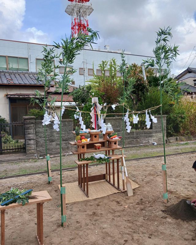 【地鎮祭】

みなさま、今日も1日お疲れ様です！

11月6日に株式会社ホワイト様の地鎮祭を行いました！
天候にも恵まれ、素晴らしい地鎮祭に
なったと思います。

株式会社ホワイト様は浄化槽の点検などを
行っている会社です！
機会があれば、ぜひ、ご利用下さい。

鎌形建設アカウントはこちら
@kamagatakk 

24年度卒業生もまだ受け付けています。
鎌形ホームページにお問い合わせください！

ユーミー事業部　髙橋

#鎌形建設
#建設会社
#地鎮祭
#株式会社ホワイト
#24卒就活
#24卒